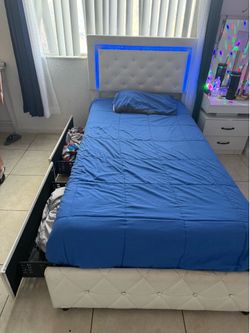 Cama Twix con luces y colchón de espuma