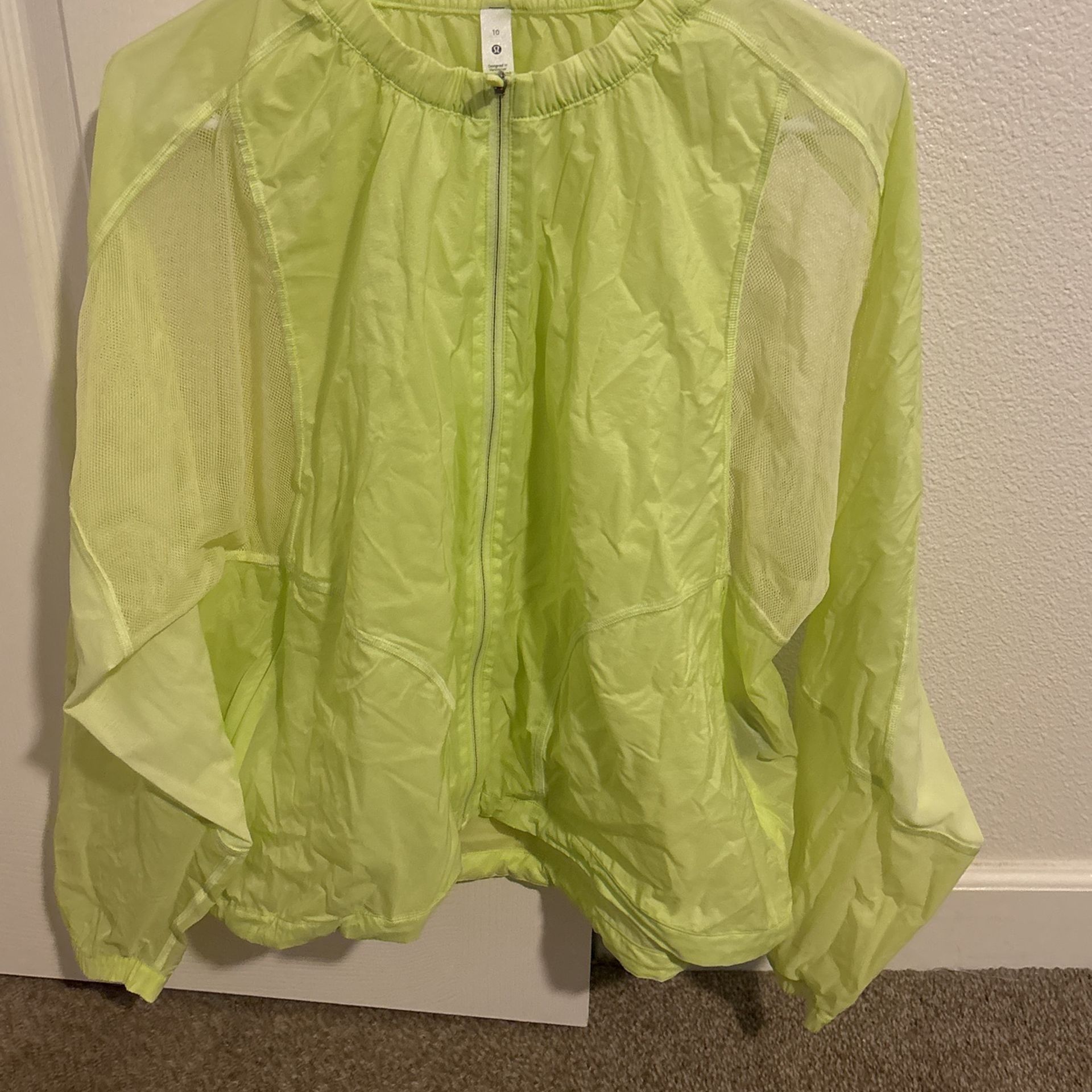 lululemon Woman’s Jacket lightweight windbreaker with phone pocket