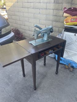 DRESS MAKER SEWING MACHINE W WOOD TABLE
