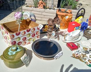 VINTAGE COLLECTABLES AND DECOR 