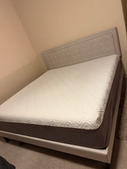 King plataform bed and a 14” memory foam medium firm mattress. Mattress cover can be remove and washed. Smoke and pet free