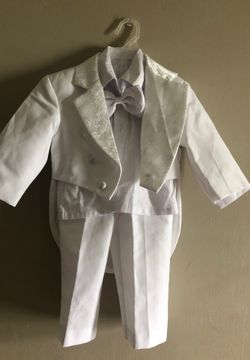 Traje de bautizo size 12 meses no tiene el chalequito