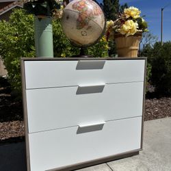 White Modern Dresser Chest of Drawers Furniture Great Condition 