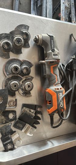 Multi - tool saw with bits
