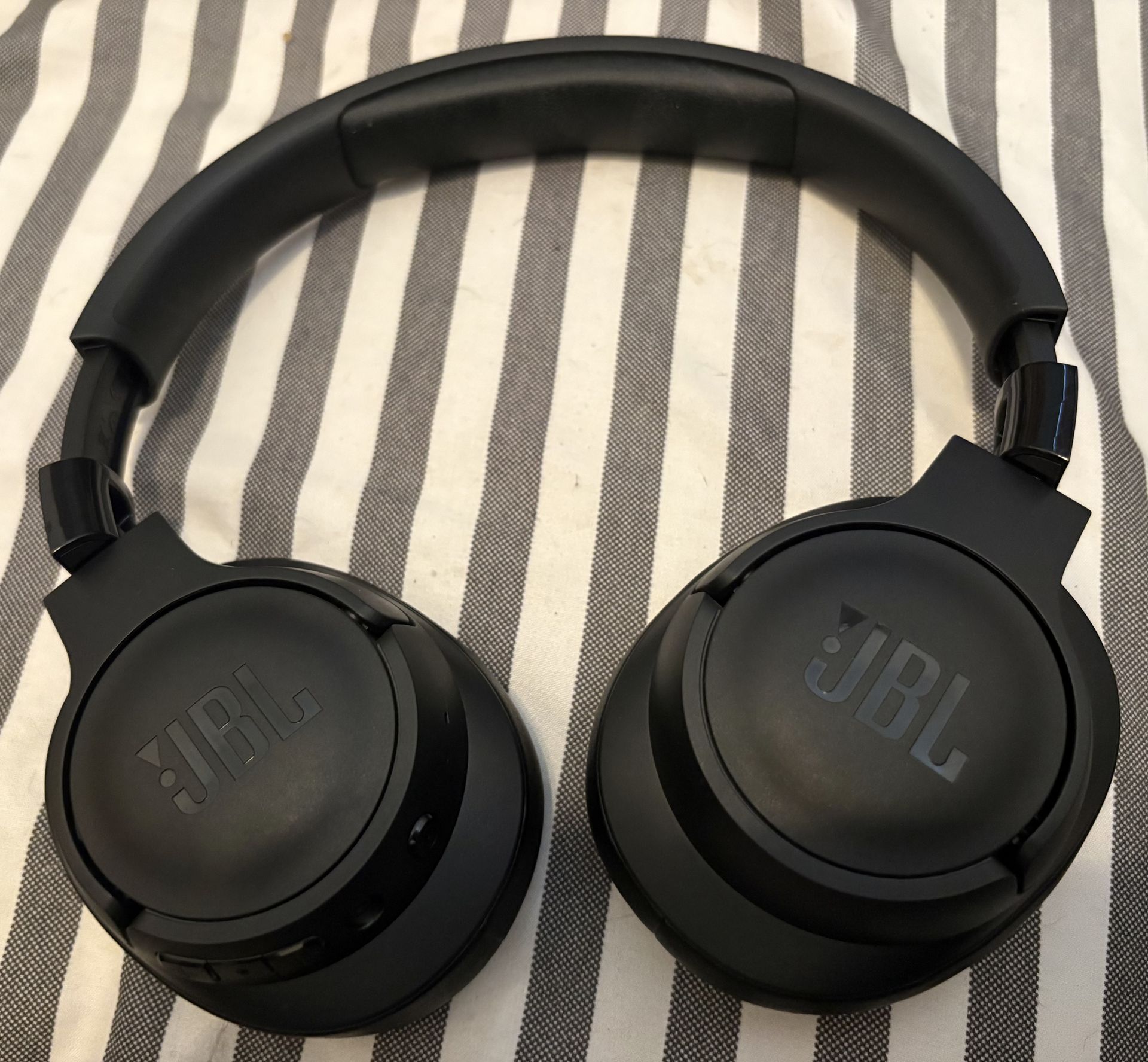 JBL 720 noise cancelling bluetooth headphones