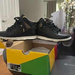 Nike SB Dunks Black And Gold 10.5 