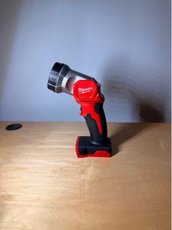 Milwaukee M18 18-Volt Lithium-Ion Cordless 100 Lumens LED Flashlight (Tool-Only)