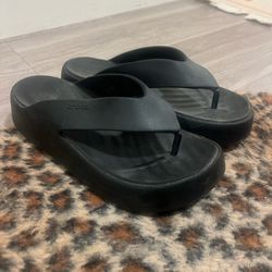 Crocs Flip Flops Size 7