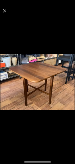 Foldable dining table