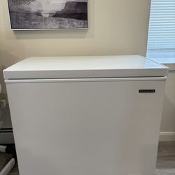 Frigidaire 7.0 Cu. ft. Chest Deep Freezer (Garage ready)