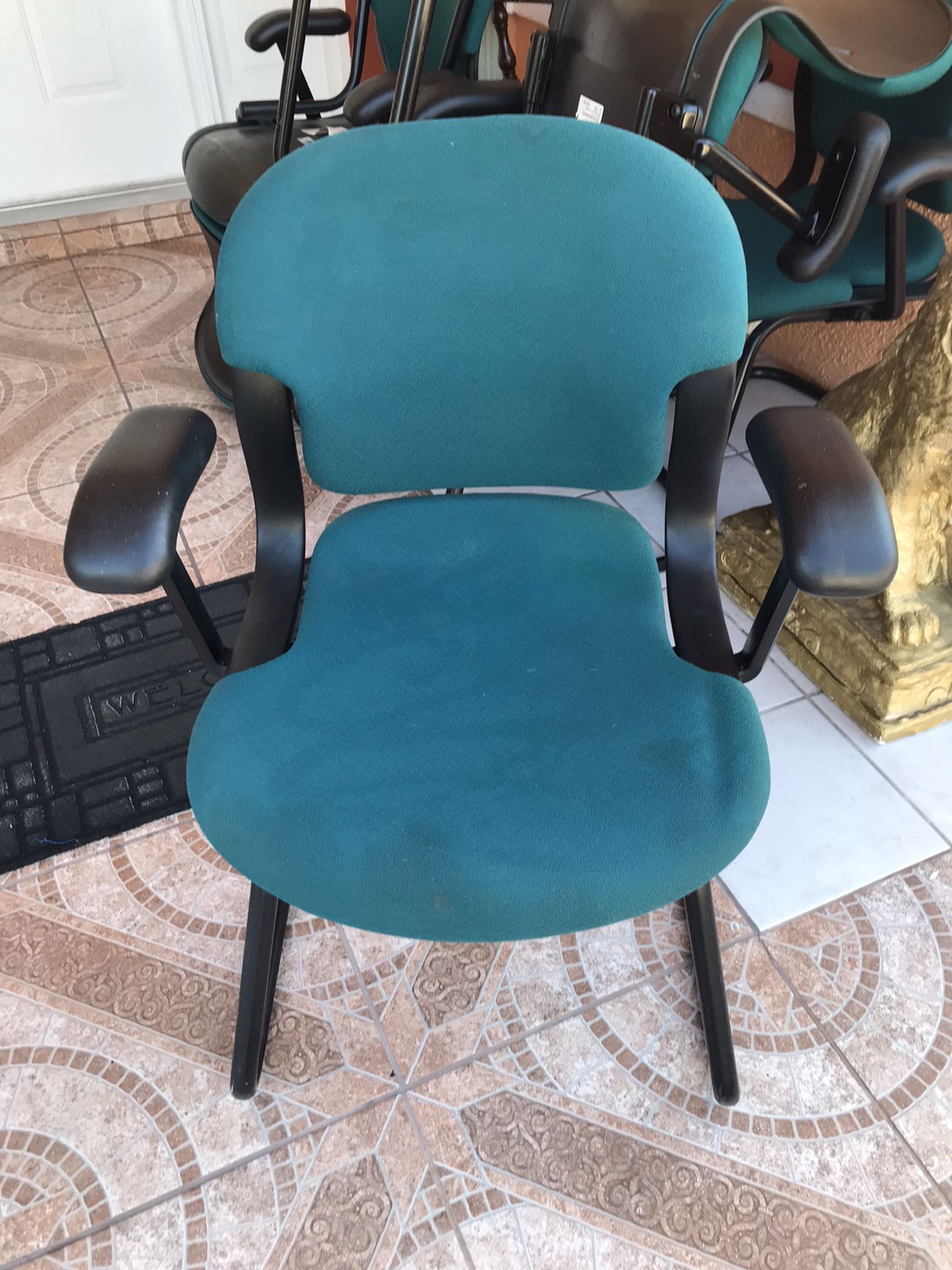 6 equal chairs in good condition very comfortable $ 15 each or $ 60 for the 6 chairs