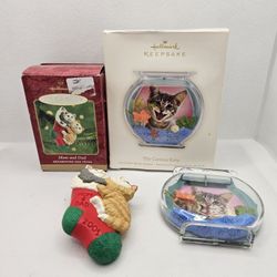 2 Hallmark Keepsake ornament Christmas photo frame mom dad kitty cat pet 2001-08

2001 - 2 cats in stocking , mom and dad 
2008 - cat picture phot fra
