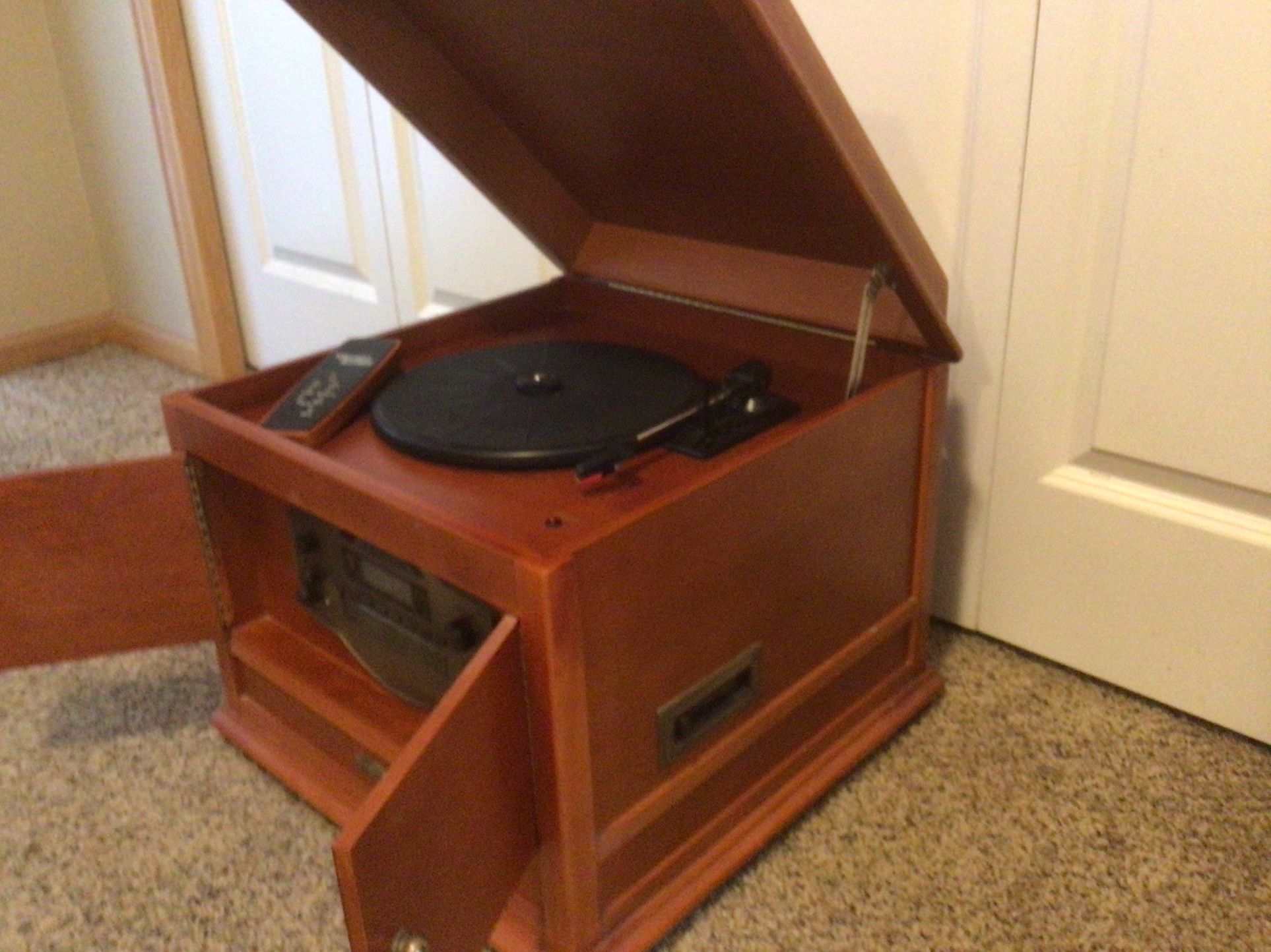 Crosley Collectors Edition Radio. Model CR88 CD