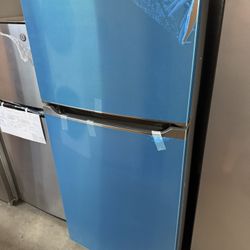 New Frigidaire - 20 Cu. Ft. Garage Ready Top Freezer Refrigerator