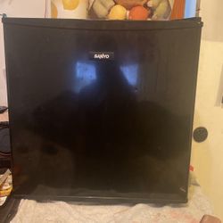 Sanyo Mini Fridge 