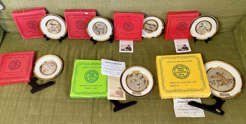 VINTAGE LOT OF 7 ORIGINAL 24K GOLD RIM CHOKIN COLLECTION PLATES WITH ORIGINAL BOXES AND TWO LIMITED EDITION