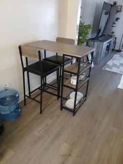 Hightop Kirchen Table And Chairs