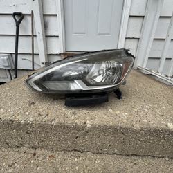 2016,2017,2018,2019 Nissan Sentra  Driver Side Headlight