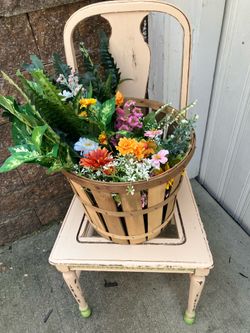 Decorative “Chippy” Plant/Basket Chair 🌺 🍃 (Basket & Florals Included)