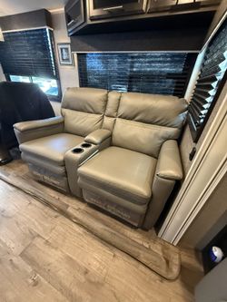 RV Thomas Payne Theater Seating Recliner Set with 5" Center