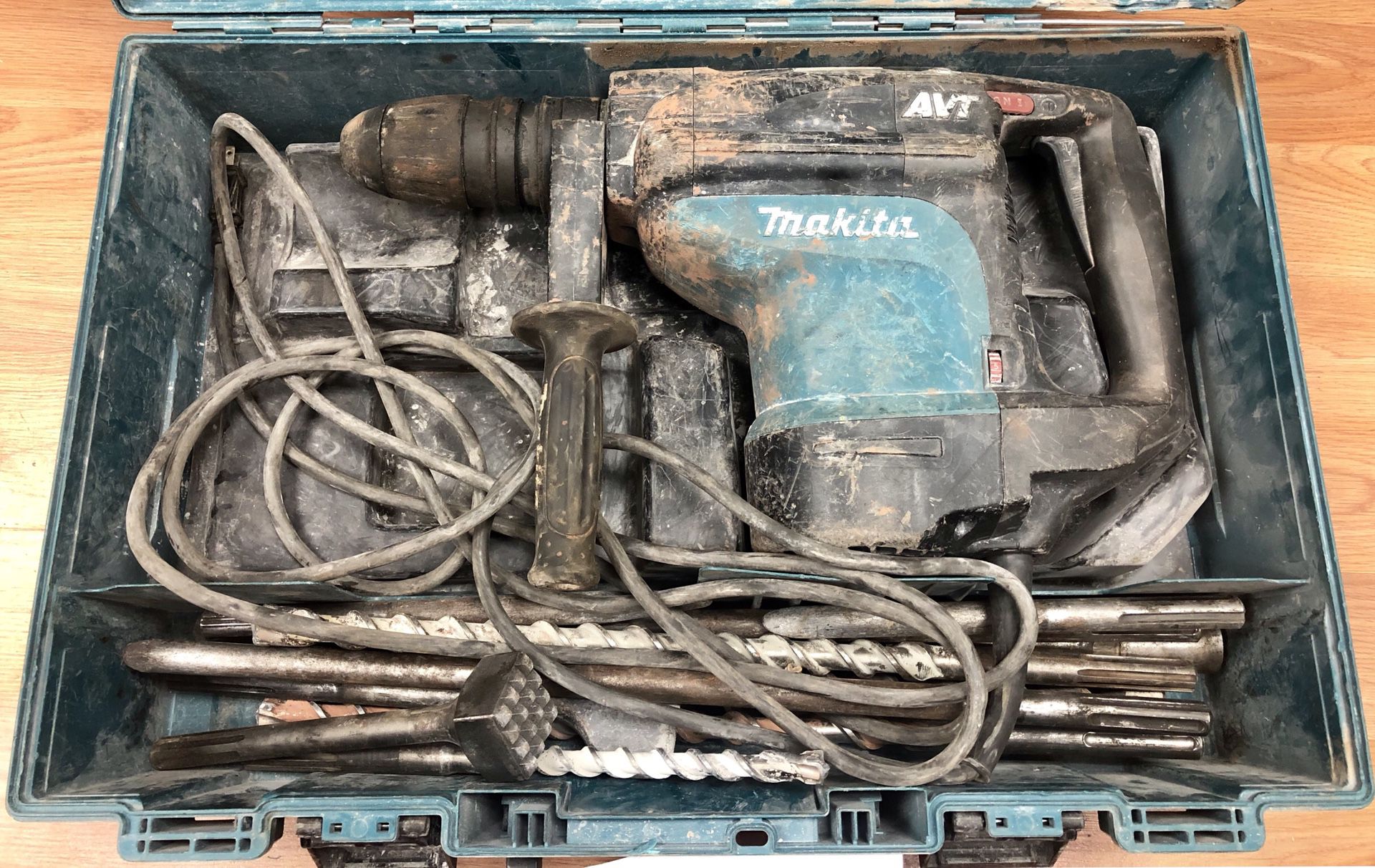 Makita HR4510C 1-3/4 inch AVT Rotary SDS MAX WITH DRILL BITS for Sale in Brooklyn, - OfferUp