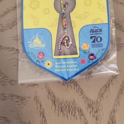 DISNEY ALICE IN WONDERLAND SPECIAL EDITION 70TH ANNIVERSARY KEY PIN NEW