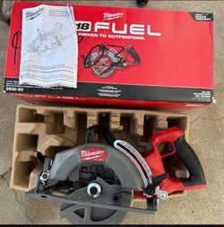 Milwaukee M18 FUEL 18V Lithium-lon Cordless 7-1/4 in. Rear Handle Circular Saw (Tool-Only)
