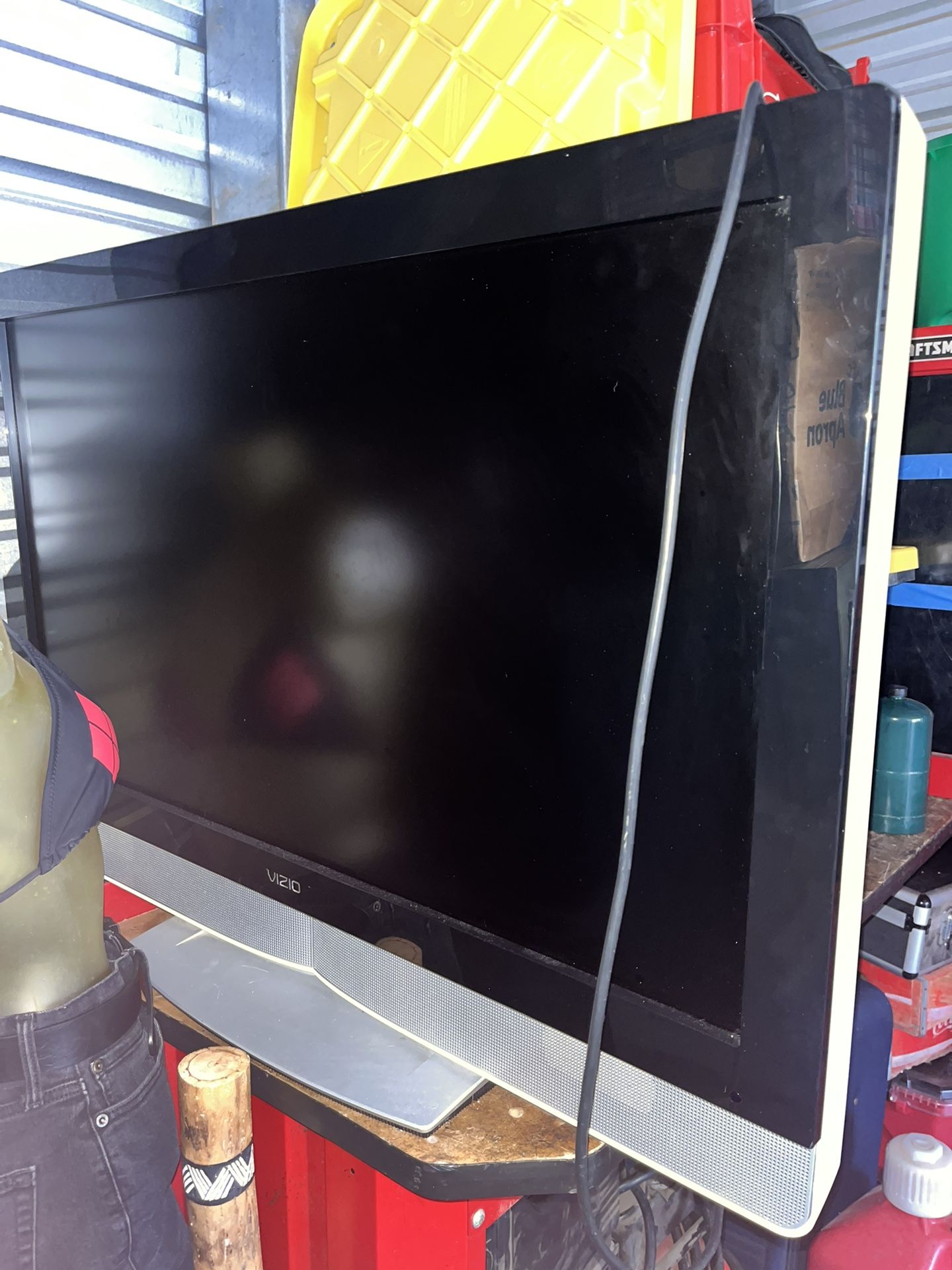 37 Inch  Flatscreen Vizio 