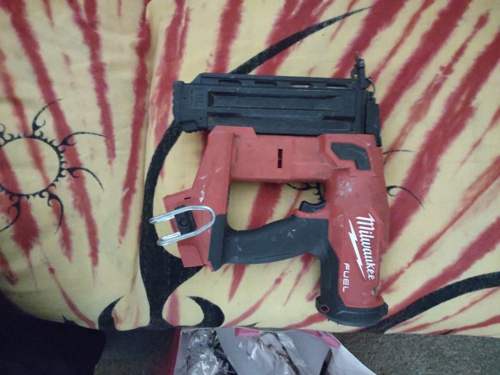 Brad nailer Milwaukee