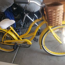 Women's Beach Cruiser w/ Basket-Pick Up TODAY!