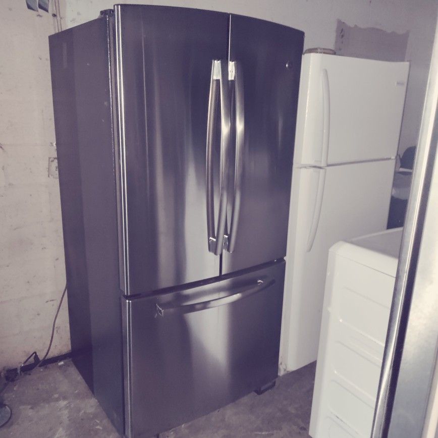 GE Stainless 33-in Wide Internal Ice And Water Fridge Works Perfect With Warranty