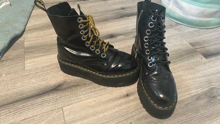 Woman’s Doc Martin platform 8 hole boot