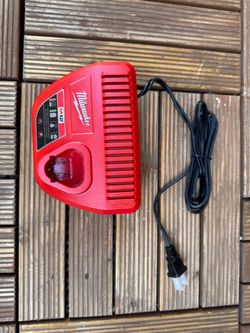 Milwaukee M12 battery charger. Compatible with all M12 batteries. Compact design. - New