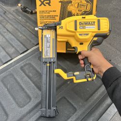 DEWALT 20V MAX XR Lithium-Ion Electric Cordless 18-Gauge Brad Nailer (Tool Only)