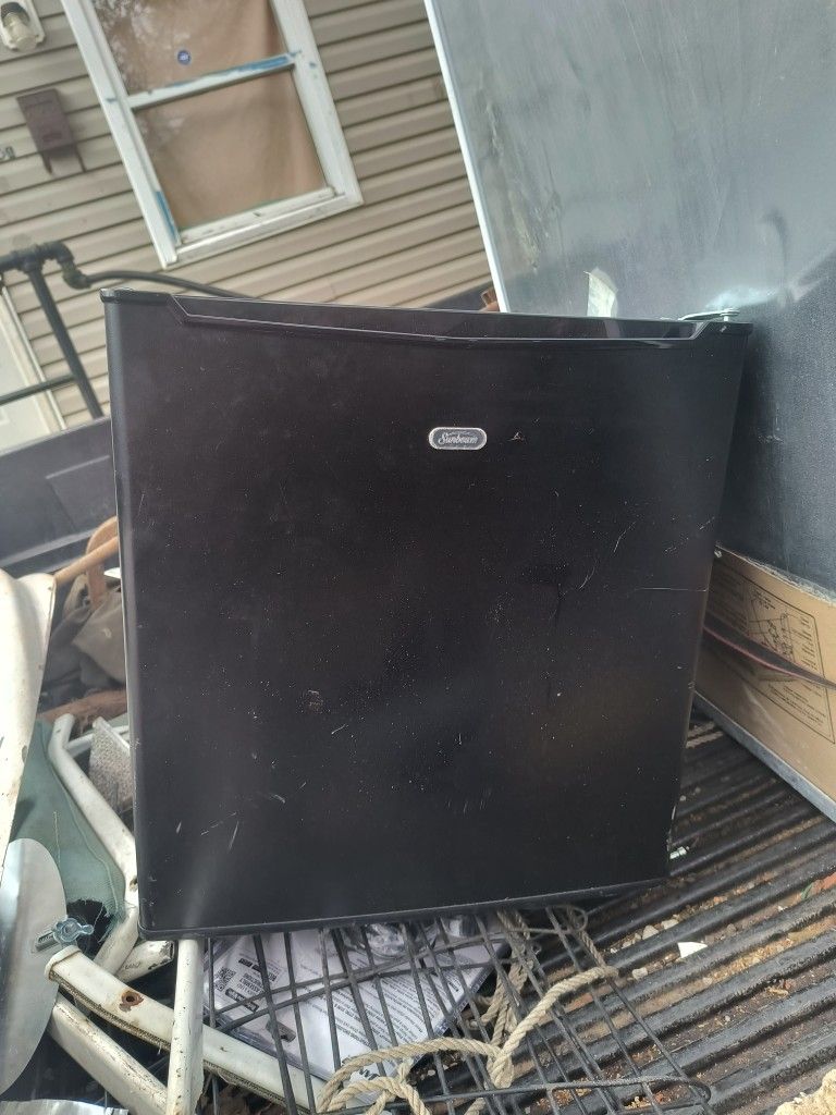Mini fridge 