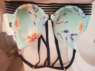 New with tags VS bras size 36C 20$ each