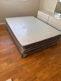 NEW QUEEN REGULAR  MATTRESS AND BOX SPR+ING-2pcs
