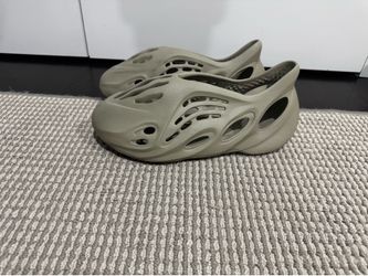 men’s 11 yeezy foam runner