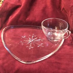 Indiana Glass Snowflake Snack  Set of 4 -Plates and 4 Cups Vintage USA