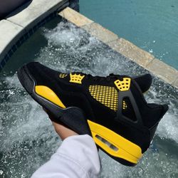 Jordan 4 Retro “Thunder” Size 11