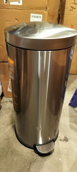 8 gallons stainless steel step on padel trash can with inner basket/ see discription 👍