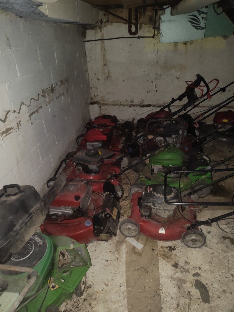 Read the description, Bunch of lawn equipment bestoffer or trade