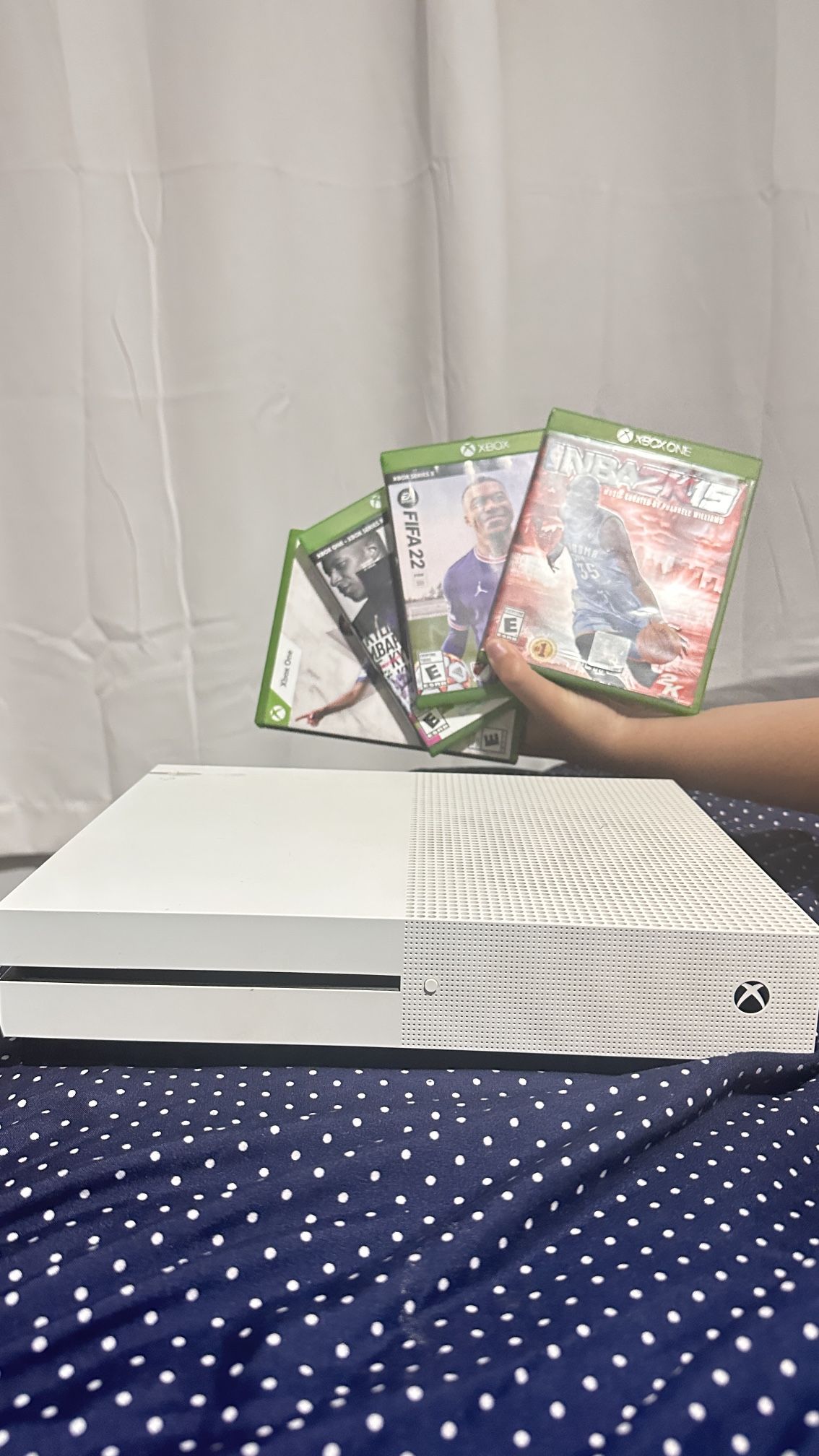 Selling Xbox One S, like new!