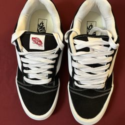 Vans Knu Skool Shoe  in Black / True White