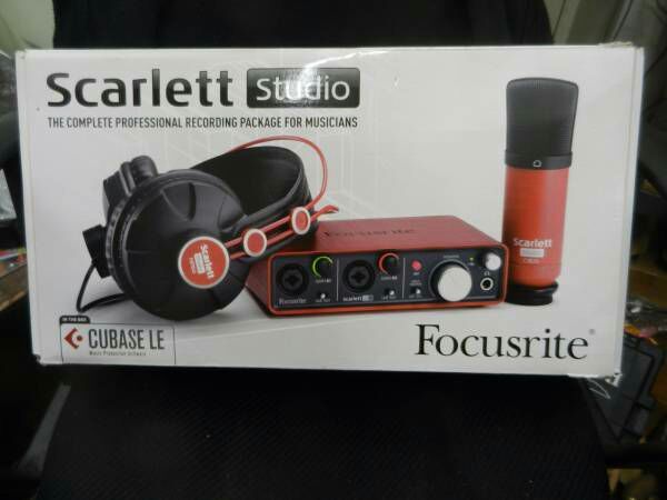 Focusrite Scarlett 2i2 Studio (1st Gen) USB Audio Interface/Recording Bundle