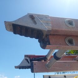 WERNER FIBERGLASS 24-FT CONSTRUCTION LADDER WITH VERY LARGE RUBBER FEET FOR SAFETY AND CRAB LOCK CLAWS ONLY 140 BETTER HURRY 😉😄😜😁