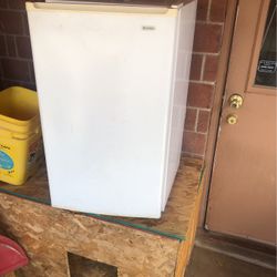 Mini fridge 