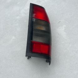 Tail Light Right Rear Nissan Frontier 98-04