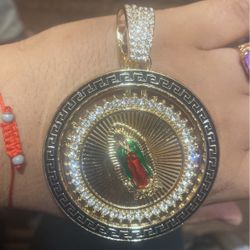 Spinning Pendant Virgin Mary Brand New 