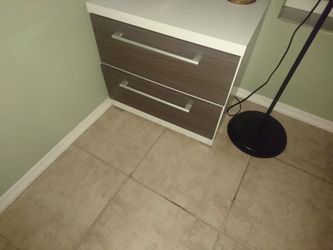 Rooms to go endTable /night stand